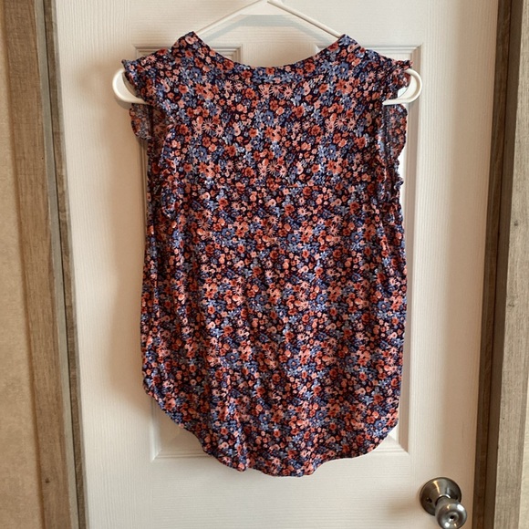 Universal Thread Flutter Sleeve Top - Picture 4 of 4